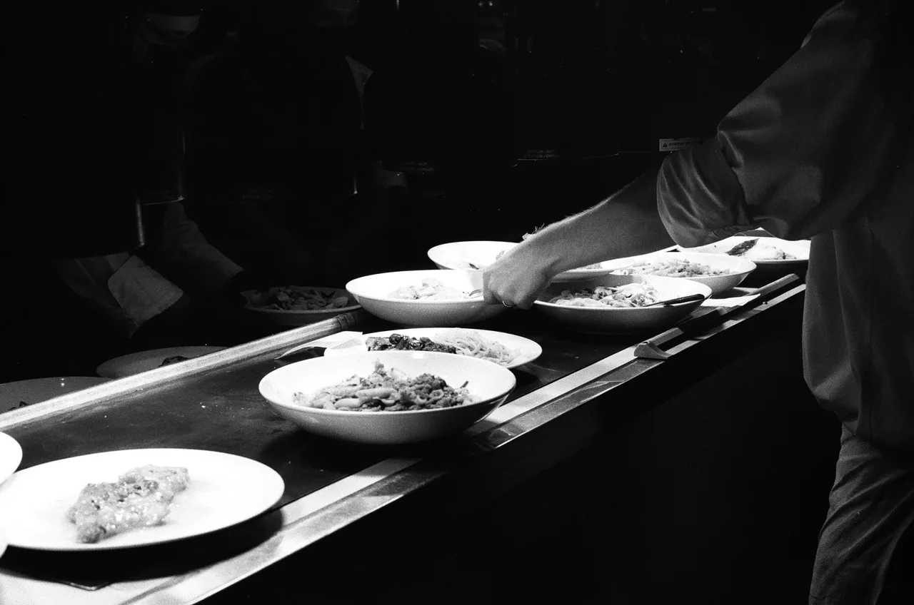 Koki menyiapkan dan menata hidangan di dapur hotel profesional