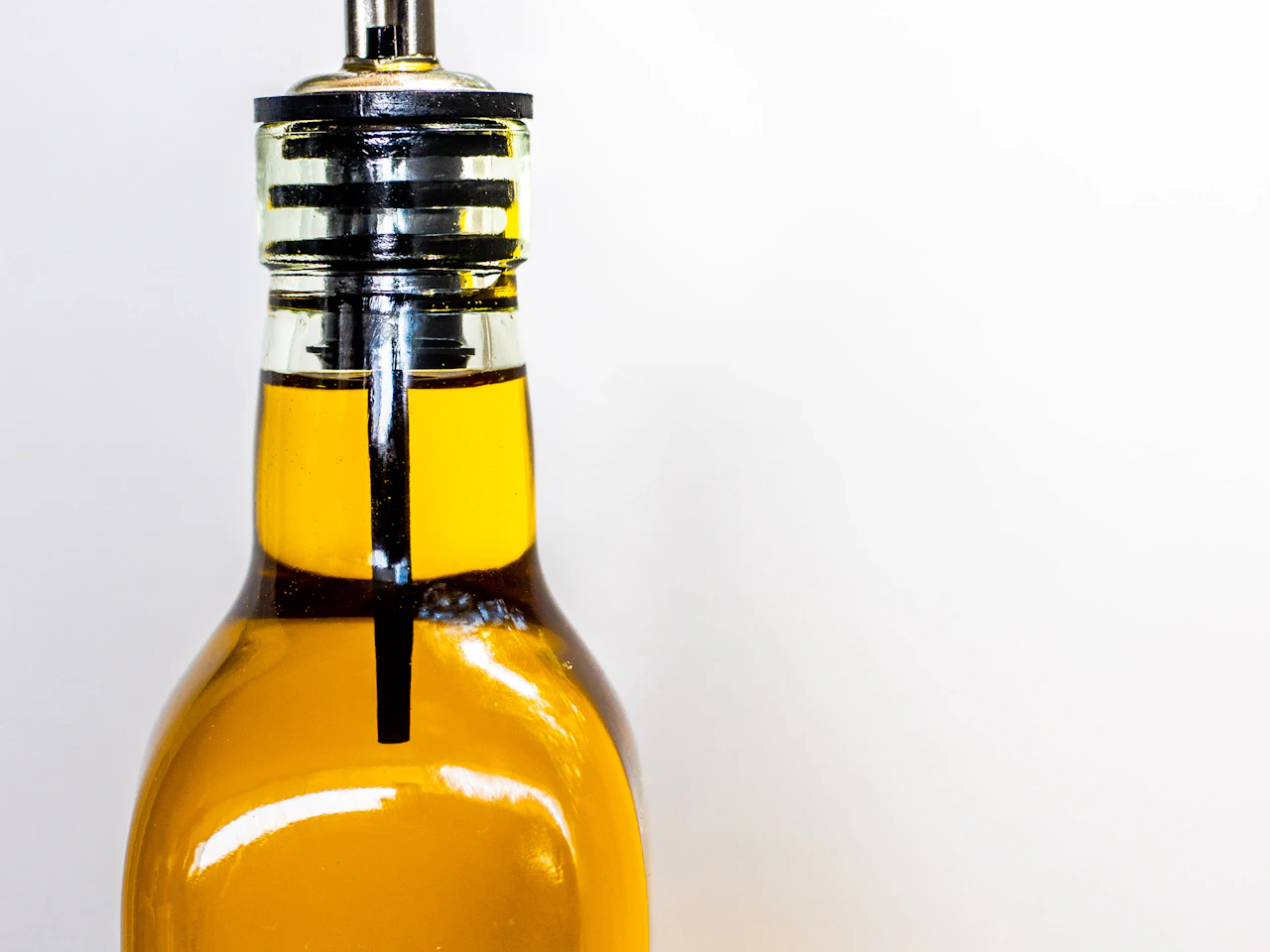 Minyak berwarna keemasan di dalam botol kaca